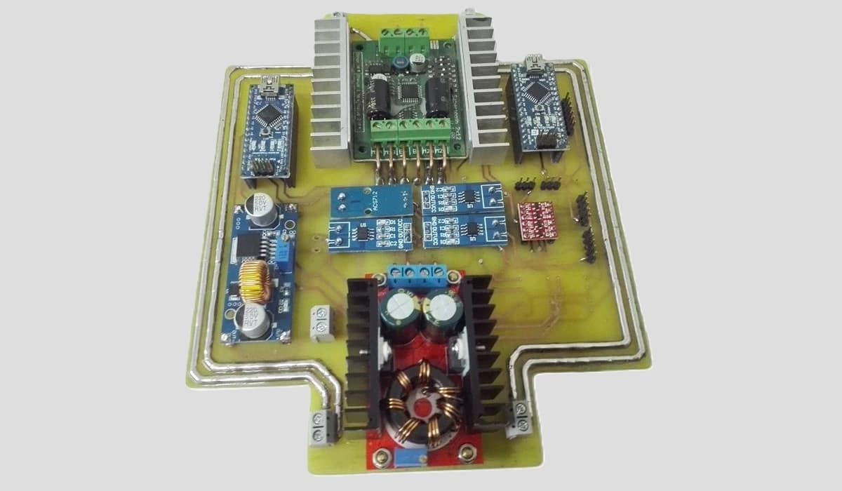 Módulo de relés y sensores en PCB doble capa